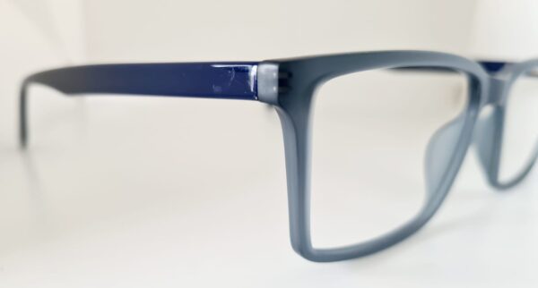 Armação Masculina Retangular Cinza Fosco com Hastes Azul Marinho - Image 3